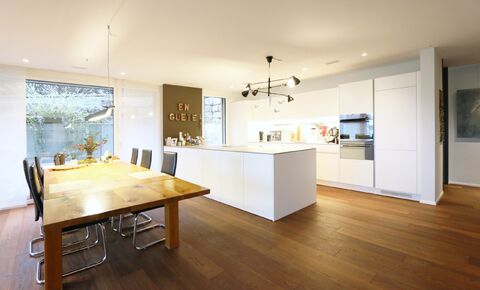 «Grosse 5.5 Zimmer Gartenwohnung mit Terrasse und Spielrasen»