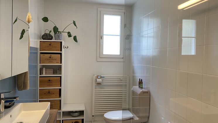 Erdgeschosswohnung: Badezimmer mit Badewanne