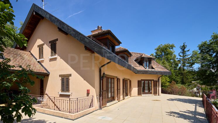 EXCLUSIVITÉ : Grande villa individuelle avec potentiel constructible