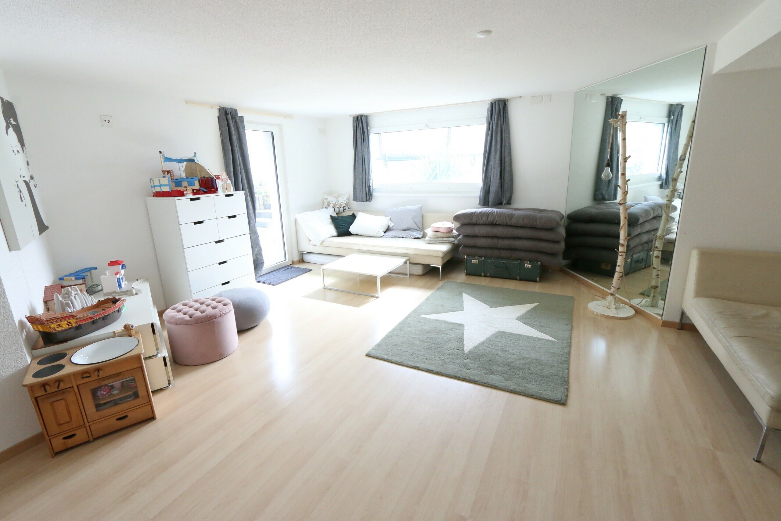 Ob für Büro, Fitness, Spielen oder Gäste, dieses Zimmer mit separatem Eingang bietet unzählige Möglichkeiten