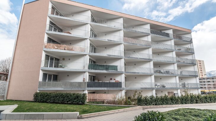 2 RENTS OFFERED - 3.5 rooms on the 2nd floor with balcony