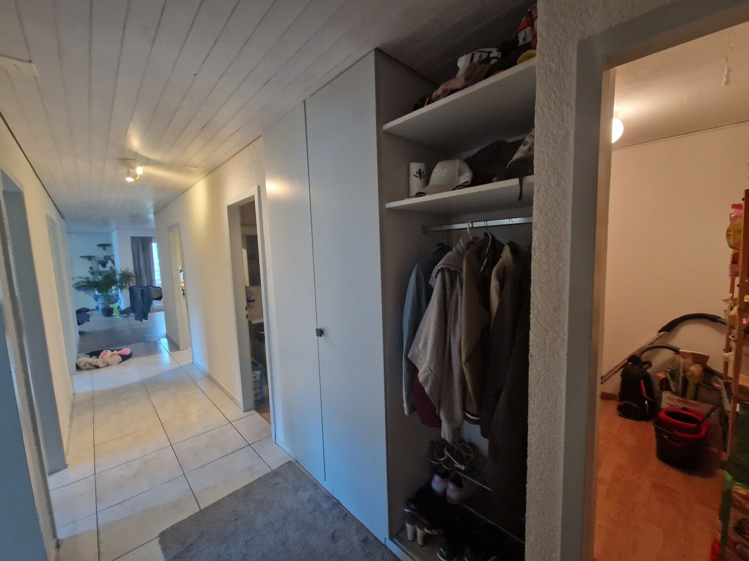 entrée avec armoire