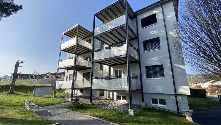 Appartement de 3,5 pièces avec balcon et une très belle vue.