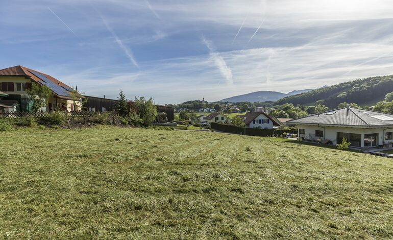 Terrain à bâtir équipé, en lisière de forêt & dans quartier calme