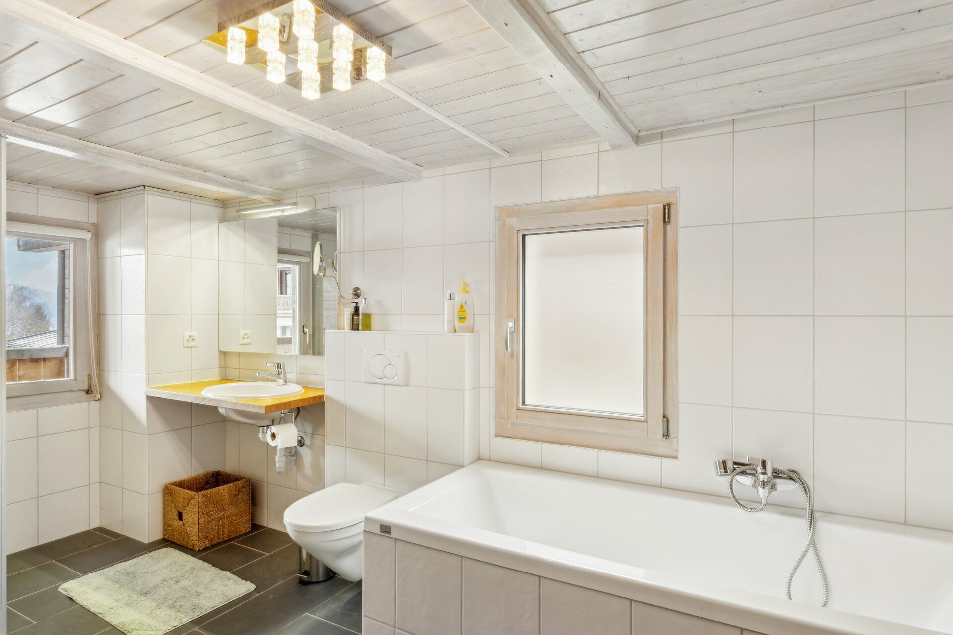 Angrenzendes Badezimmer 1