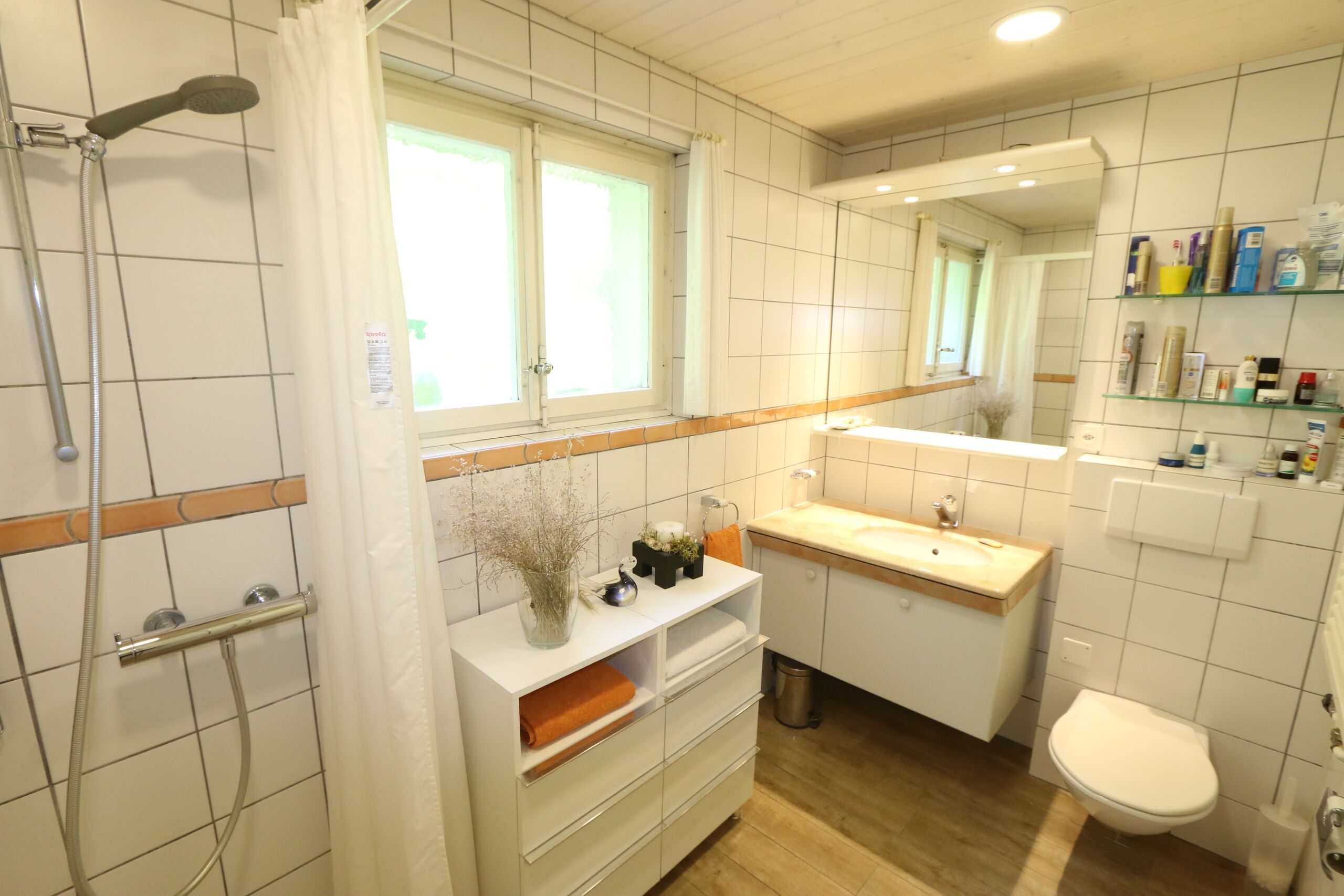 Das Bad zeigt sich in frischen Farben und mit stufenloser Dusche