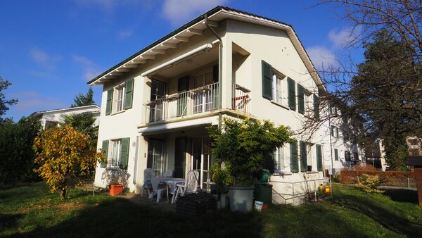 Freistehendes Einfamilienhaus mit Umschwung und Garage