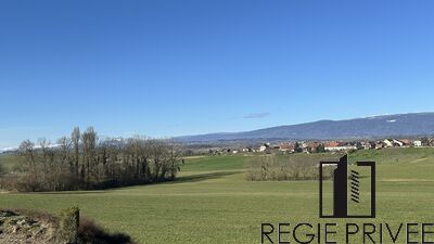 Terrasse avec superbe dégagement, pièce à vivre spacieuse