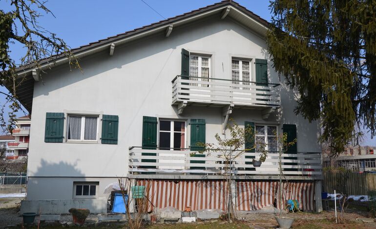 Villa/Chalet de 2 appartements, garage et jardin.