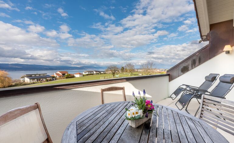 Magnifique attique de 4.5 pièces avec vue dégagée lac & mezzanine