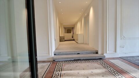 A VENDRE EN BLOC OU SEPAREMENT-BELLE SURFACE COMMERCIALE AVEC VITRINES