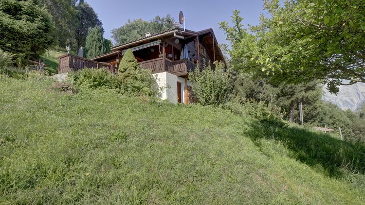 For sale in Nendaz: Chalet surrounded by nature and tranquillity.