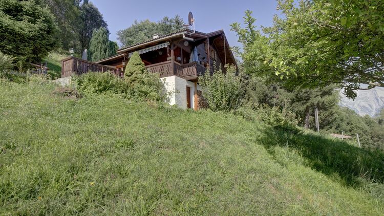 A vendre à Nendaz : Chalet entouré de nature et de tranquillité.
