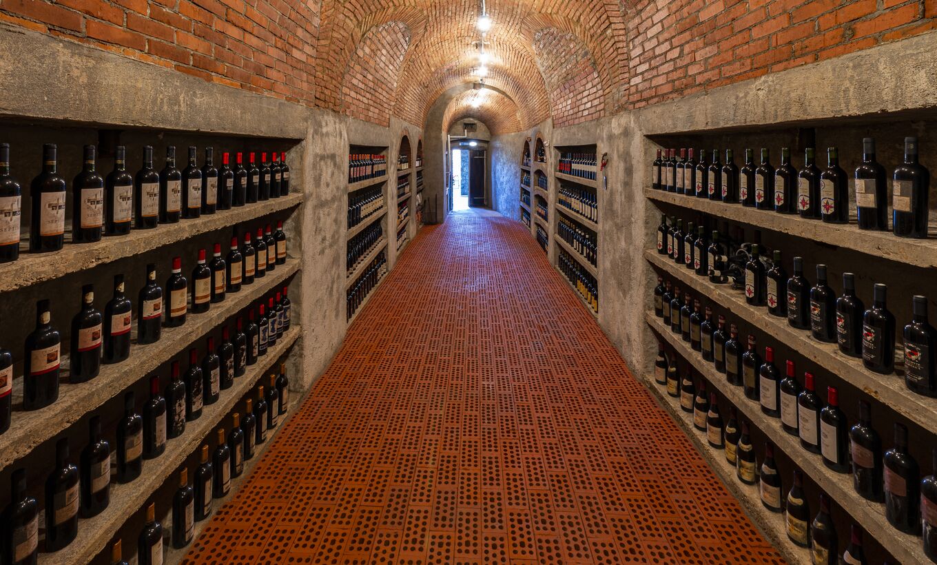 Grottino con due spettacolari cantine nella famosa via dei grotti