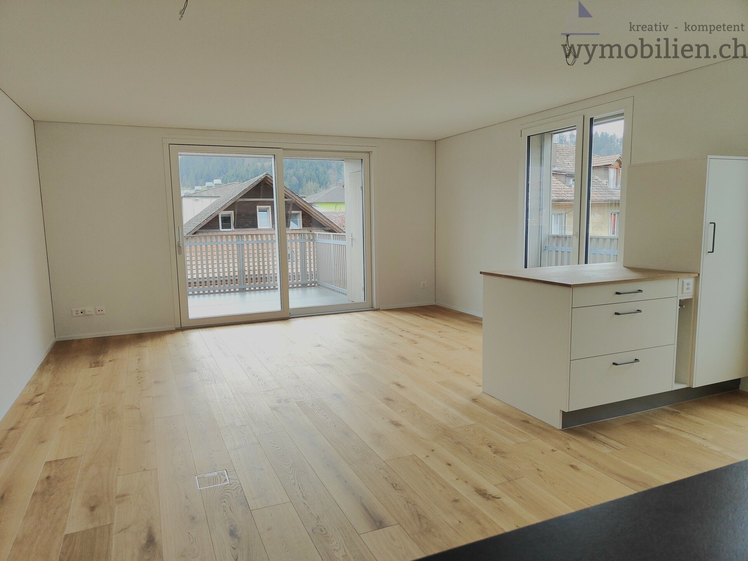 Blick auf den Wohnbereich mit Ausgang Balkon