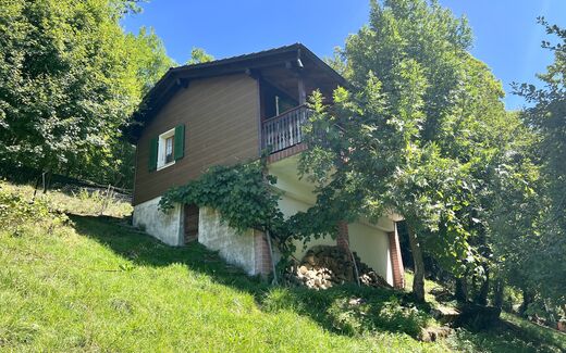 Lovely chalet close to the forest, very quiet location.