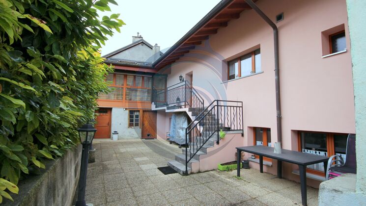 CHARMANTE MAISON DE 2 LOGEMENTS AVEC GRAND JARDIN & COUVERT A VOITURES CHARMANTE MAISON DE 2 LOGEMENTS AVEC GRAND JARDIN & COUVERT A VOITURES