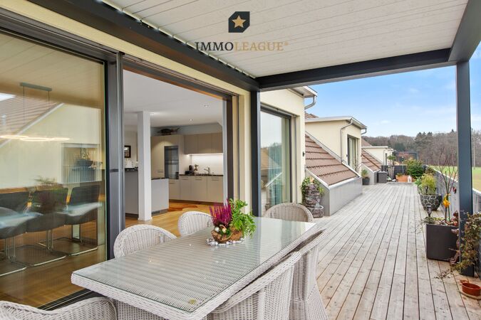 Ein besonderes Highlight ist die weitläufige Terrasse.