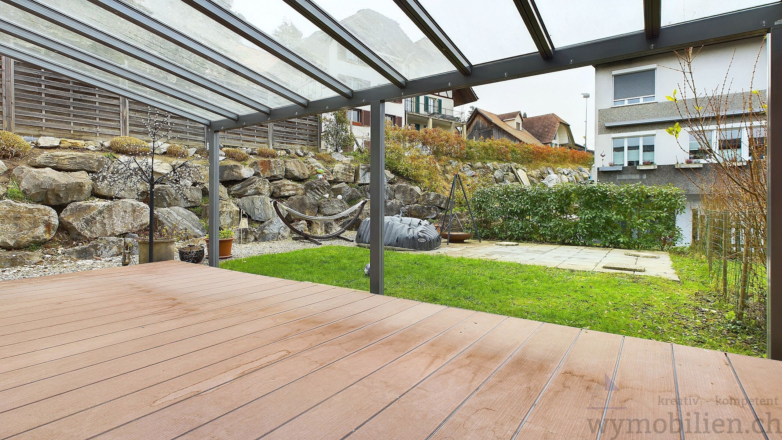 Grosse, gedeckte Terrasse 