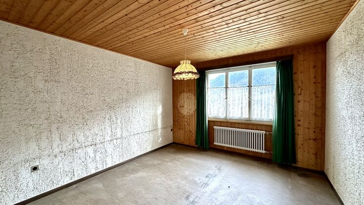 une pièce vide dans un bâtiment avec une grande fenêtre