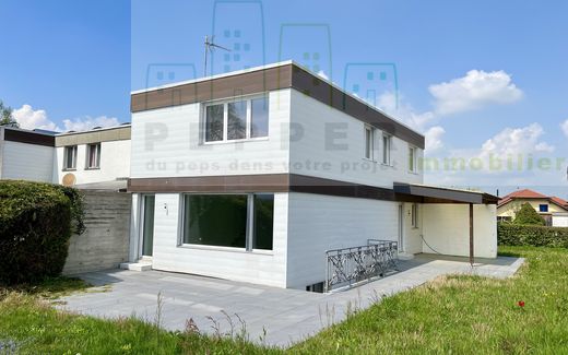 Semi-detached house renovated on a flat plot of 468 m2.