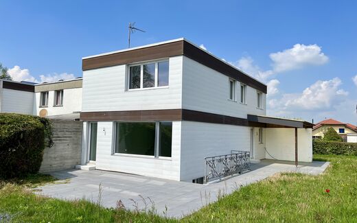Semi-detached house renovated on a flat plot of 468 m2.
