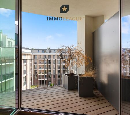 Urbaner Rückzugsort mit Weitblick: Der windgeschützte Balkon öffnet die Sicht bis zum Berliner Fernsehturm. 