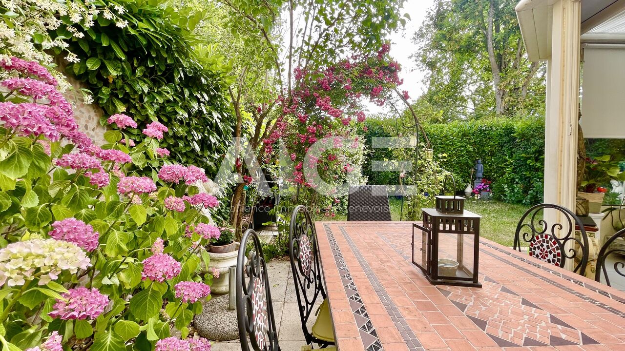Pretty semi-detached in Vernier