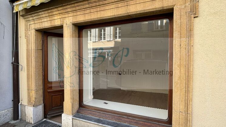Commercial space for rent in the heart of Colombier!