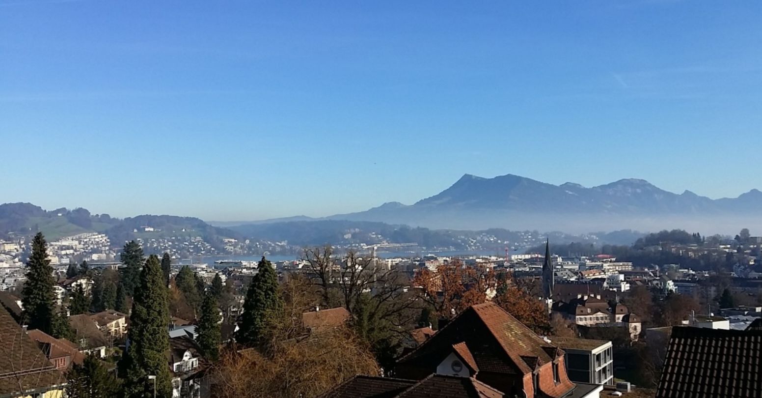 Ausblick vom 2.OG nach Osten über die Stadt Luzern, den See und in die Berge