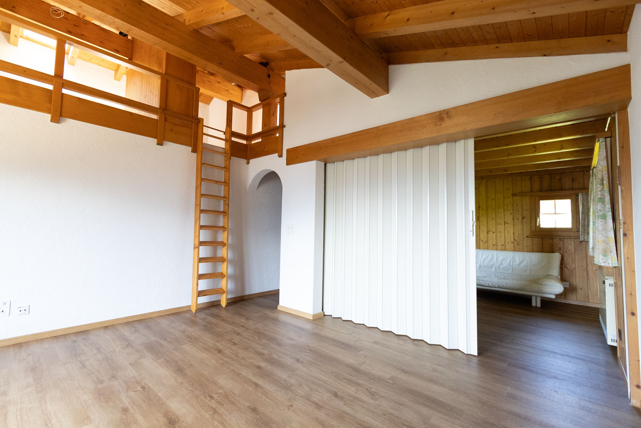 Wohnzimmer mit Blick in Schlafzimmer (2)