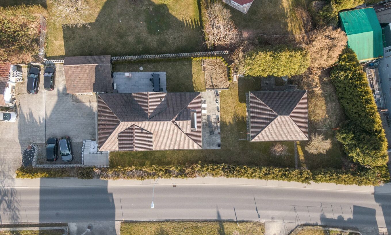 Plots with completely renovated house and project of 3 apartments