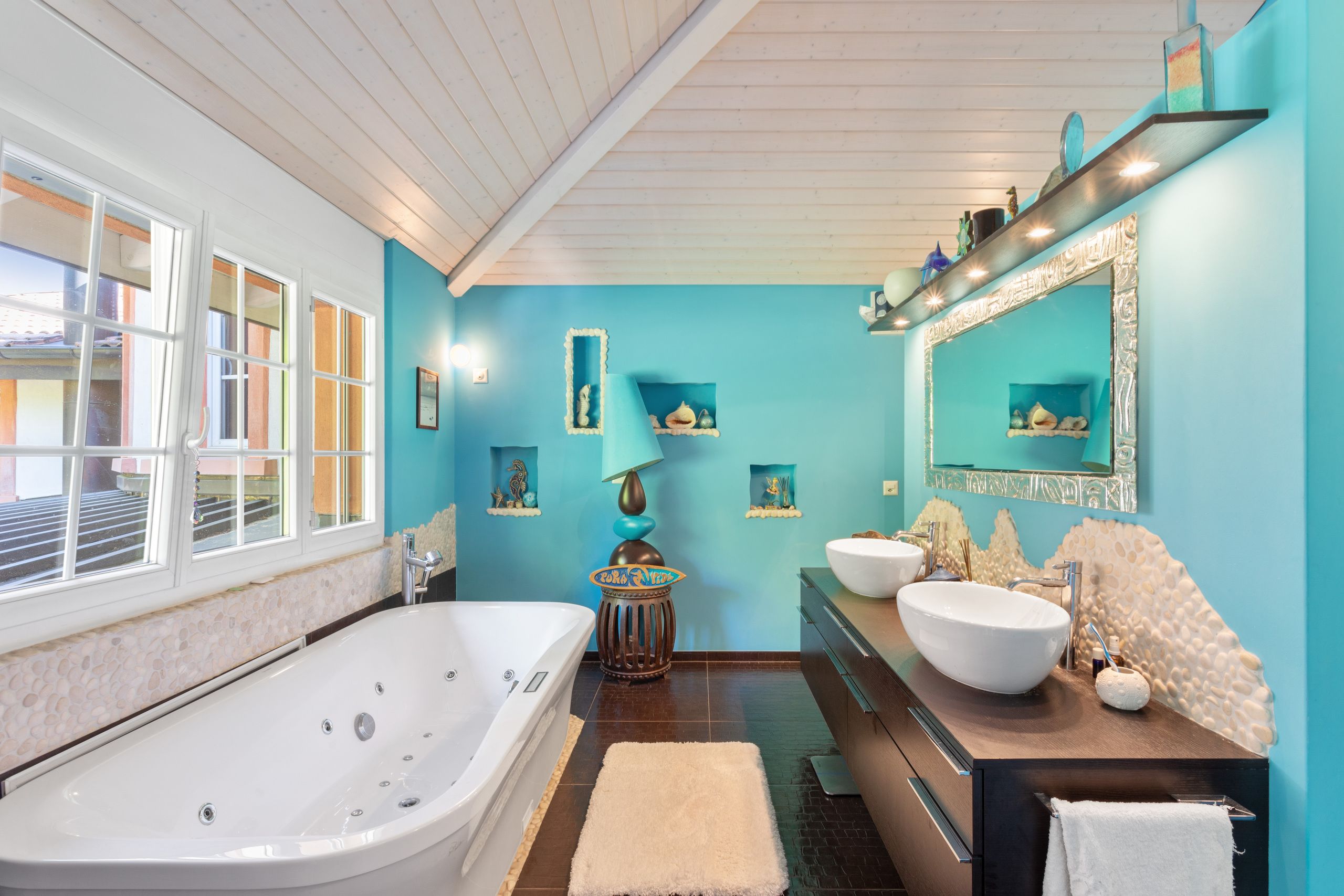 Privates Badezimmer mit ebenerdiger Dusche und Whirlpool-Badewanne
