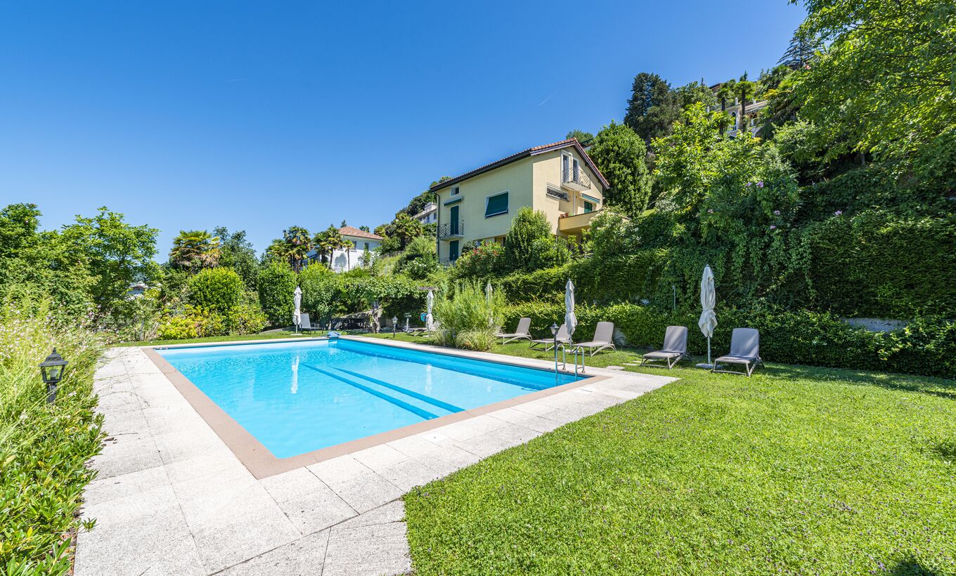 Large apartment in a period house with a beautiful lake view
