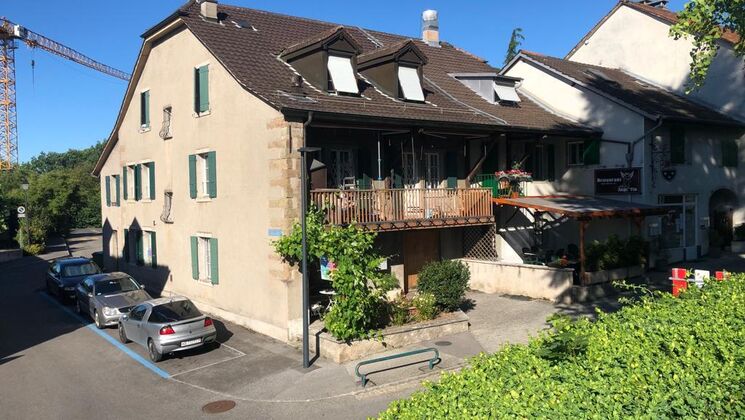 Immeuble de 3 logements, 1 local avec WC et 1 dépôt au Grand-Saconnex