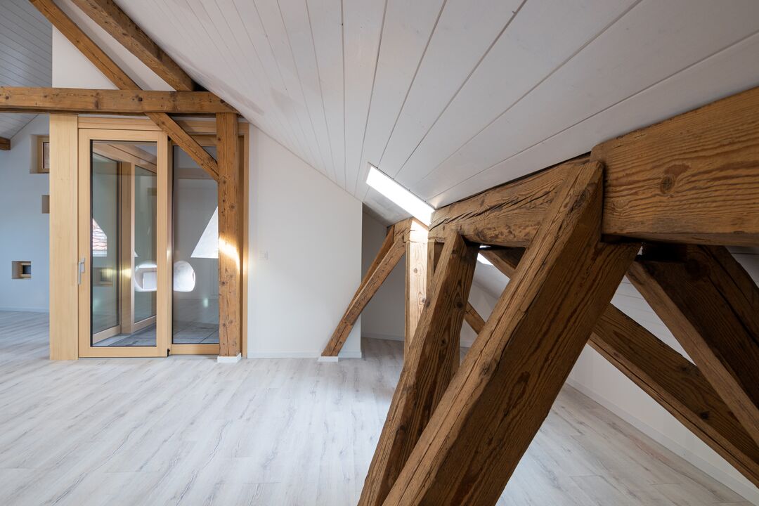 Rénovation d'une ferme du 19e siècle en 15 appartements à Roche : l'intérieur.