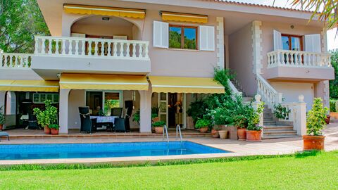Herrliche Villa mit 5 SZ, Pool und fantastischem Garten in Meernähe