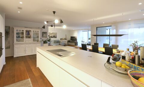 «Grosse 5.5 Zimmer Gartenwohnung mit Terrasse und Spielrasen»