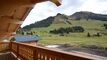 Chalet en finition aux Mosses, bordure ruisseau sans personne devant.