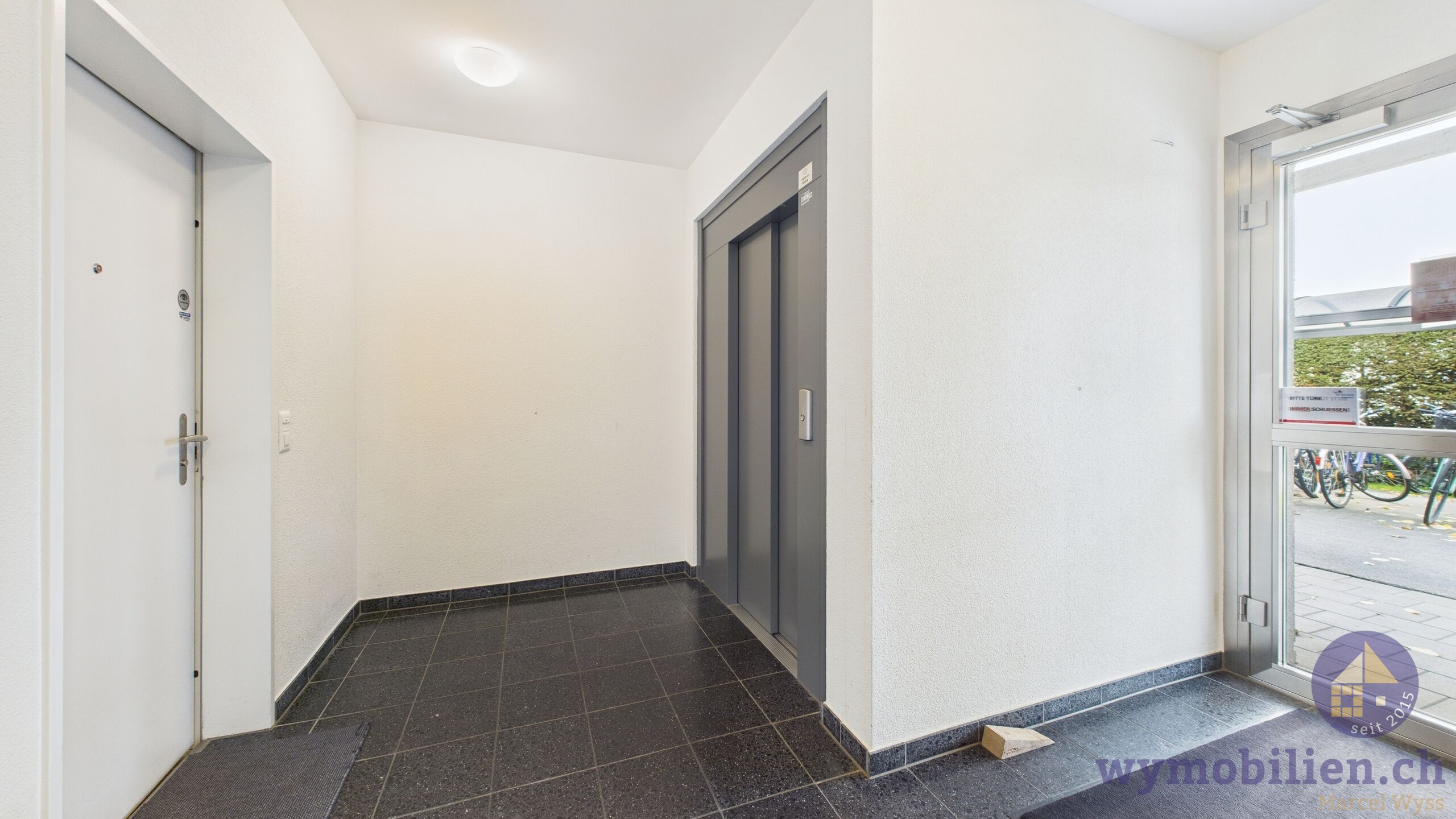 Treppenhaus/Lift direkt beim Eingang