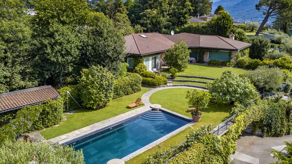Prestigious property in a overlooking position