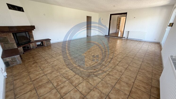 BEL APPARTEMENT DE 4,5 PIÈCES AVEC CHEMINÉE ET SPACIEUSE TERRASSE