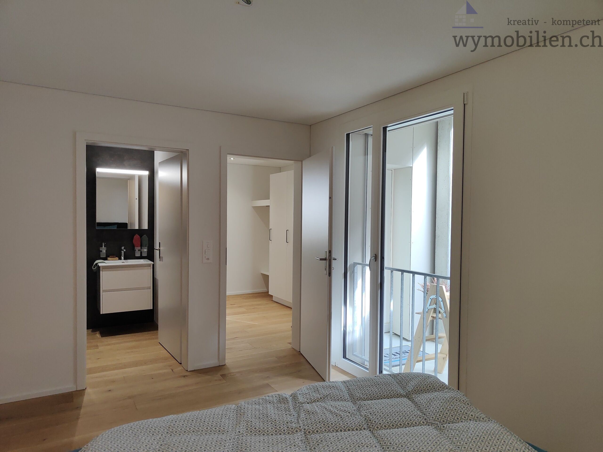 Blick vom Schlafzimmer ins Bad  
