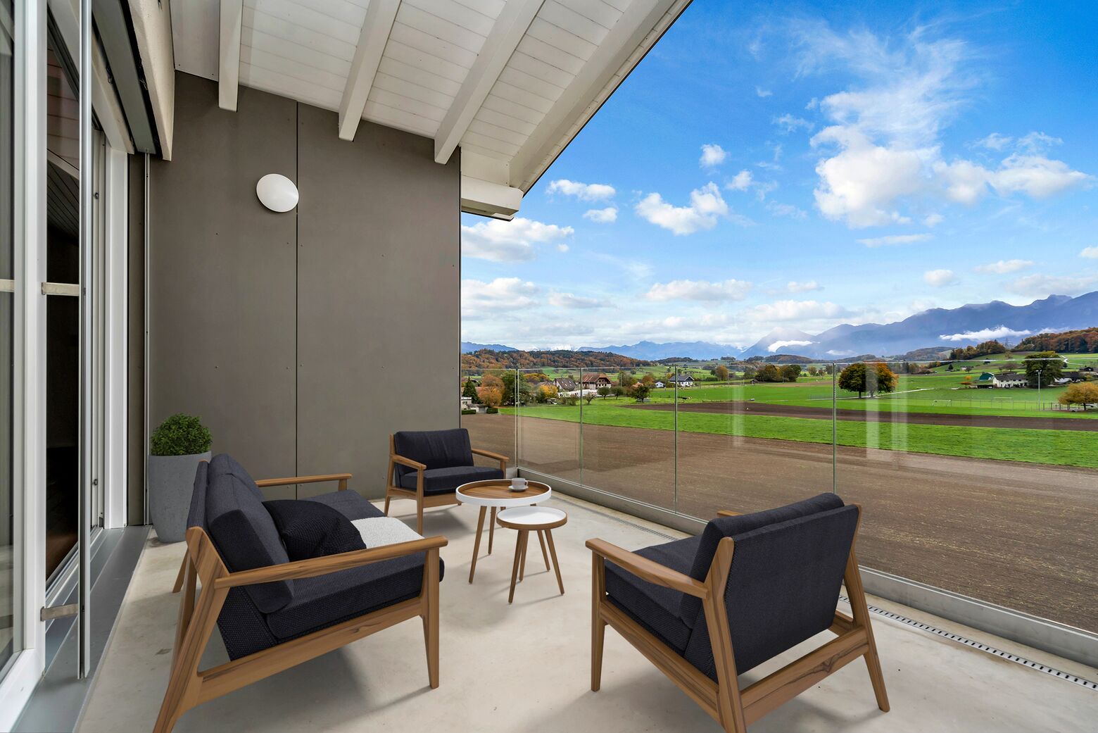 Südbalkon (11.11 m2) mit unverbaubarer 180 Grad Bergsicht