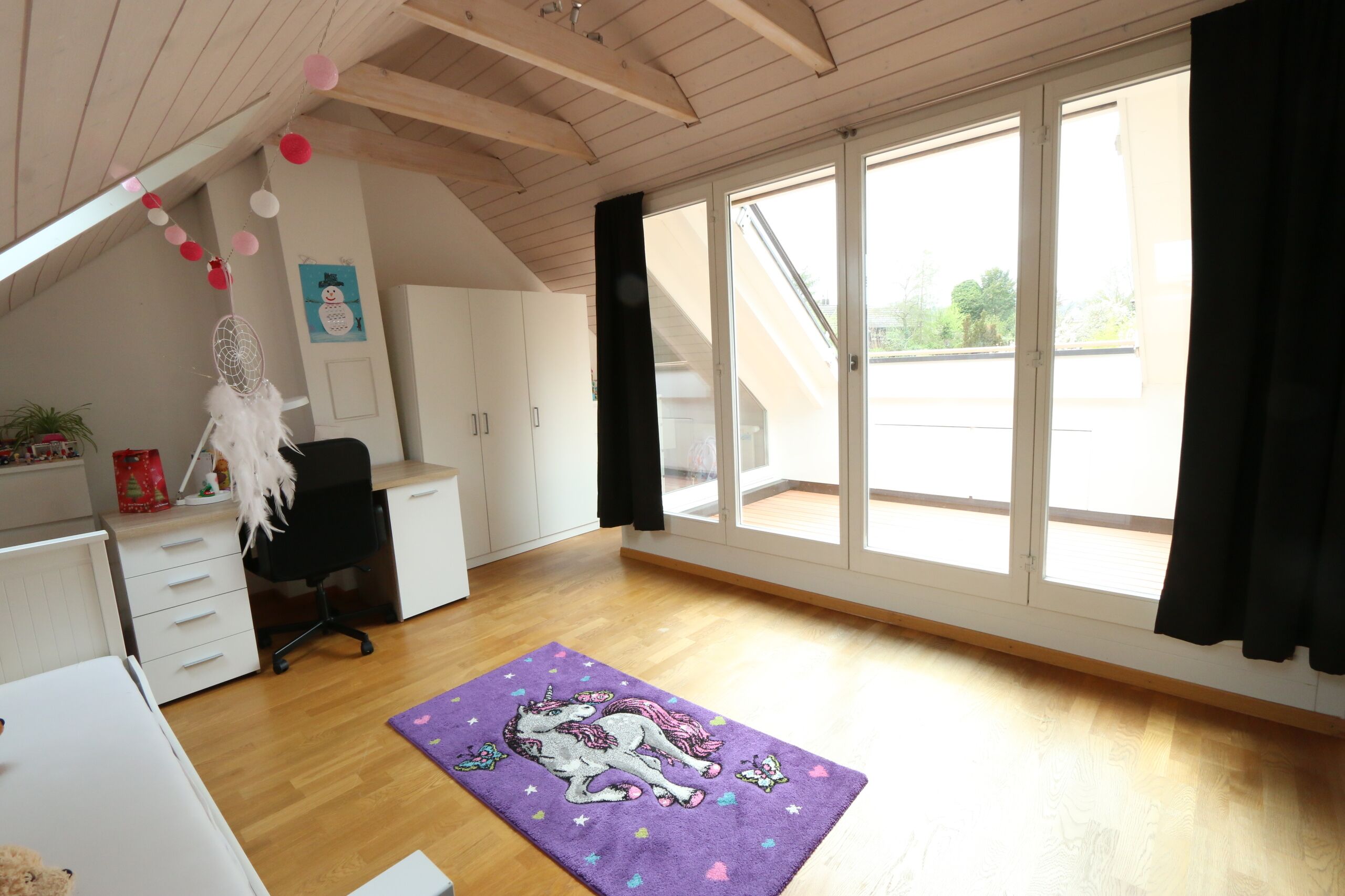Perfekter Wohlfühlraum, ob als Schlafzimmer, Büro oder gar Wohnbereich