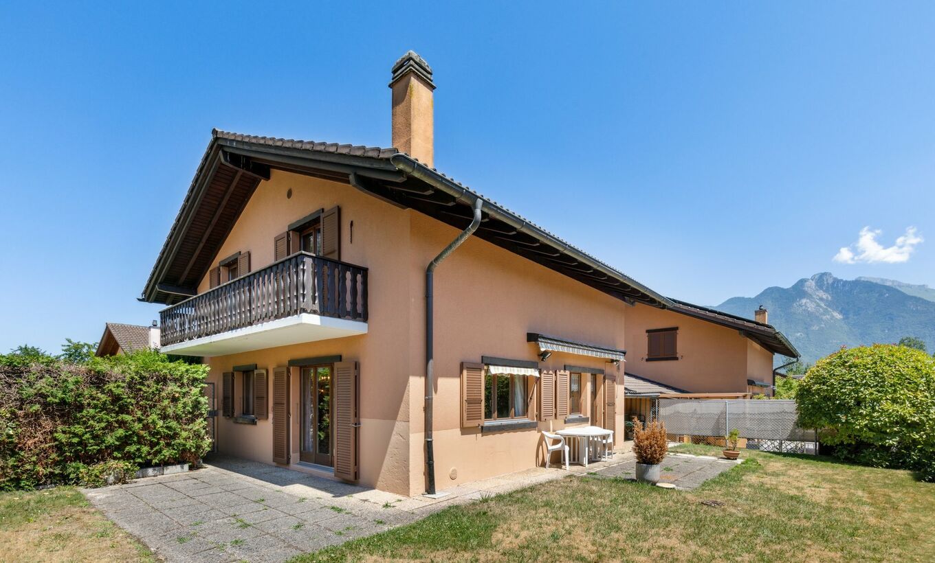 A beautiful semi-detached villa with garages