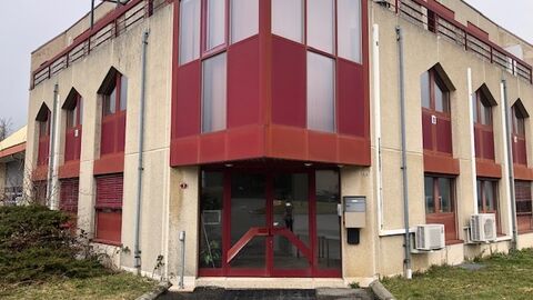 A louer locaux commerciaux au 1 er étage, 3 bureaux, salle conférence
