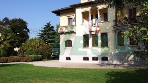 Wonderful Art Nouveau villa sorrounded by a large park with old trees