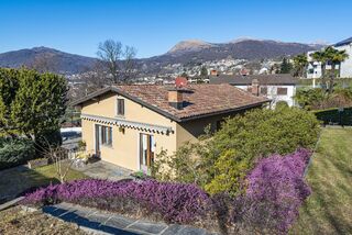 Cà Fescian: two-family house in quiet residential area