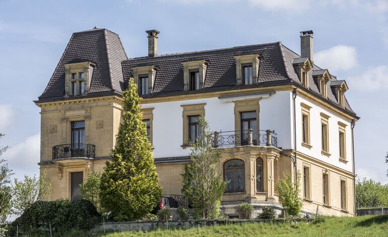 Magnifique propriété de Maître surplombant le lac et le Doubs